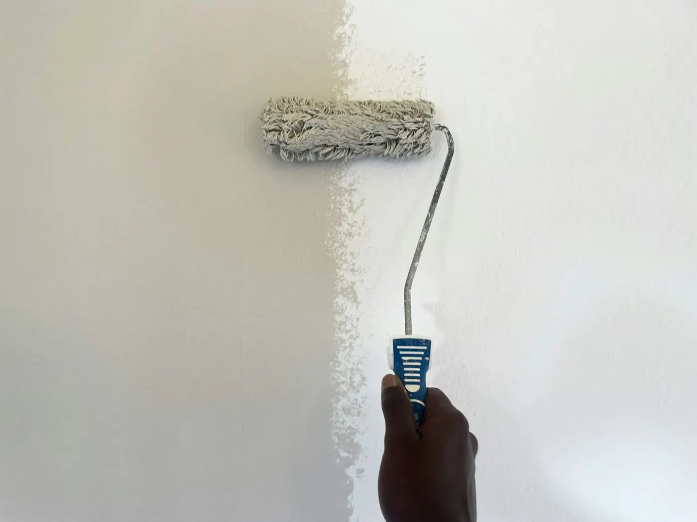 Mur repeint au rouleau après un dégât des eaux, remise en état des embellissements