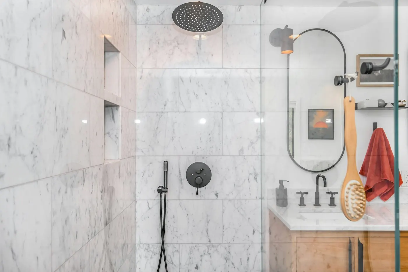 Douche à l'italienne avec colonne de douche noire et carrelage effet marbre