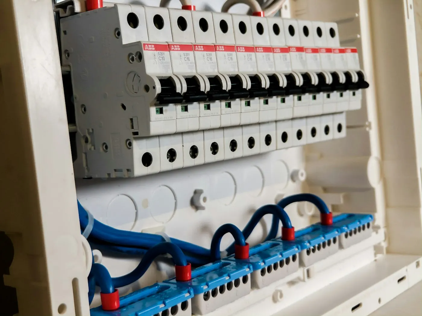 Tableau électrique aux normes avec disjoncteurs modulaires et interrupteurs différentiels