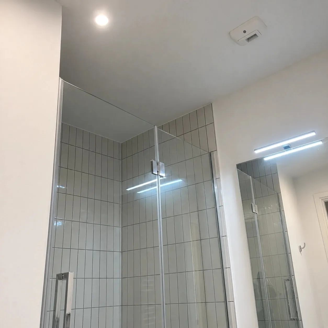 Après : plafond refait et repeint au-dessus de la douche par Aqua Talb'eau