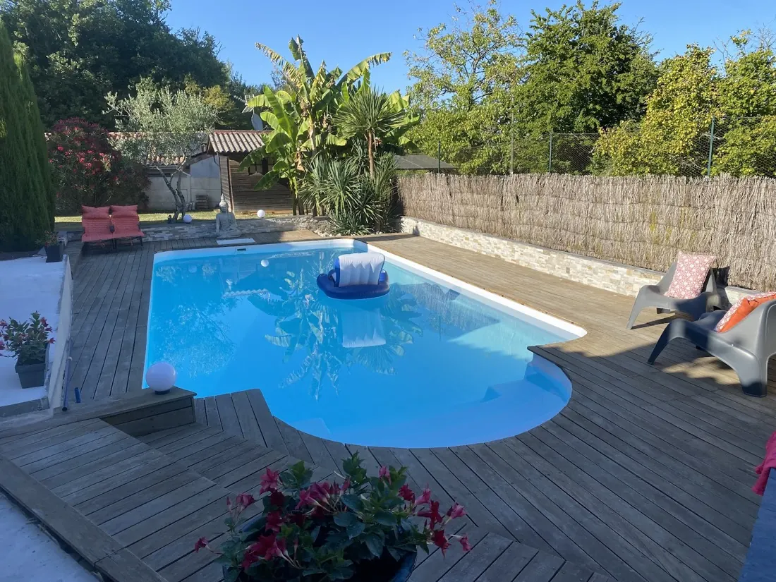 Piscine avec terrasse bois en été