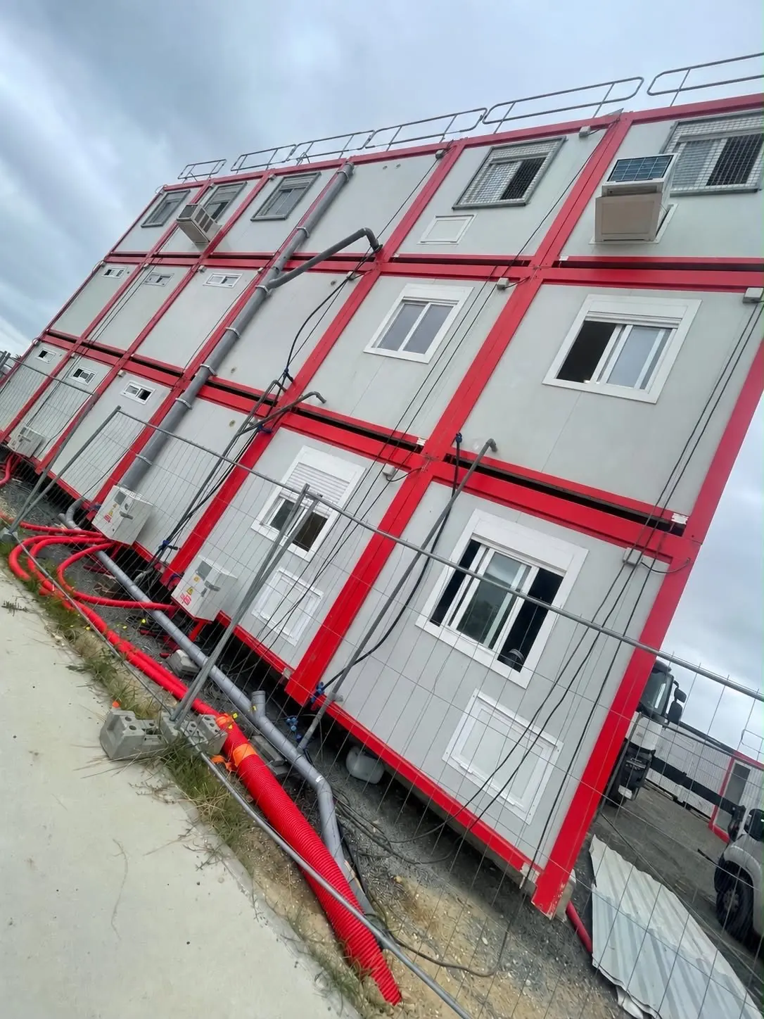 Base vie de chantier en bungalows superposés installée et raccordée en eau et électricité par Aqua Talb'eau