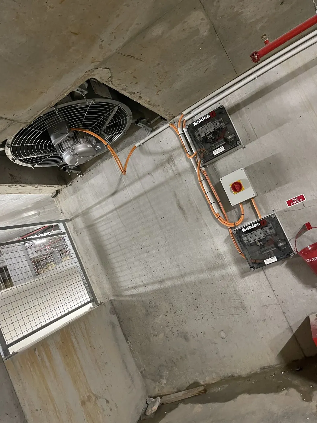 Local technique d'immeuble : ventilation, tableaux et réseaux