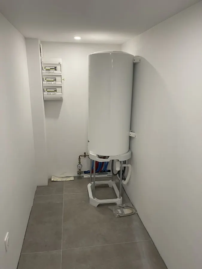 Chauffe-eau électrique sur trépied installé dans un cellier