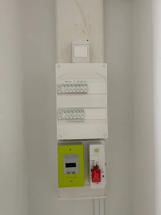 Tableau électrique neuf avec disjoncteurs, interrupteurs différentiels et compteur Linky